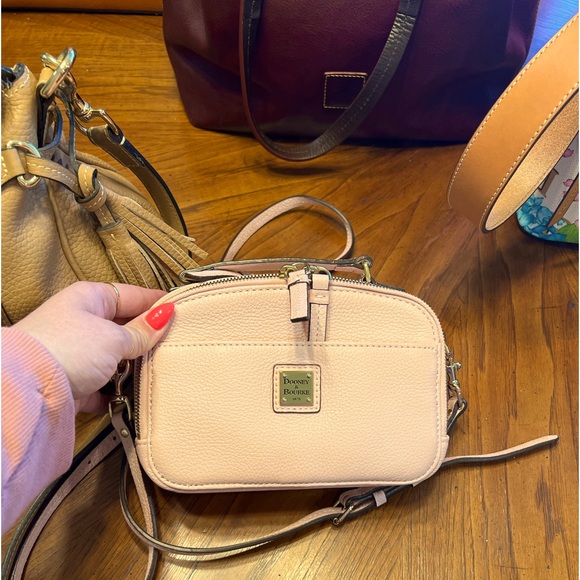 EUC SET💕 Dooney & Bourke pebble pink Ambler crossbody bag & matching card case - Picture 2 of 16